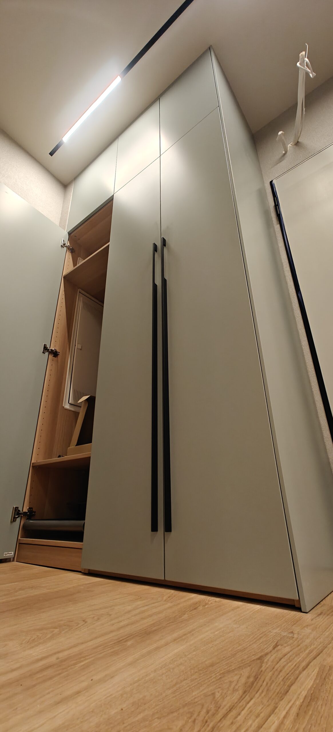 montaż mebli IKEA, montaż szafy PAX z frontami i panelami NJUFRONT