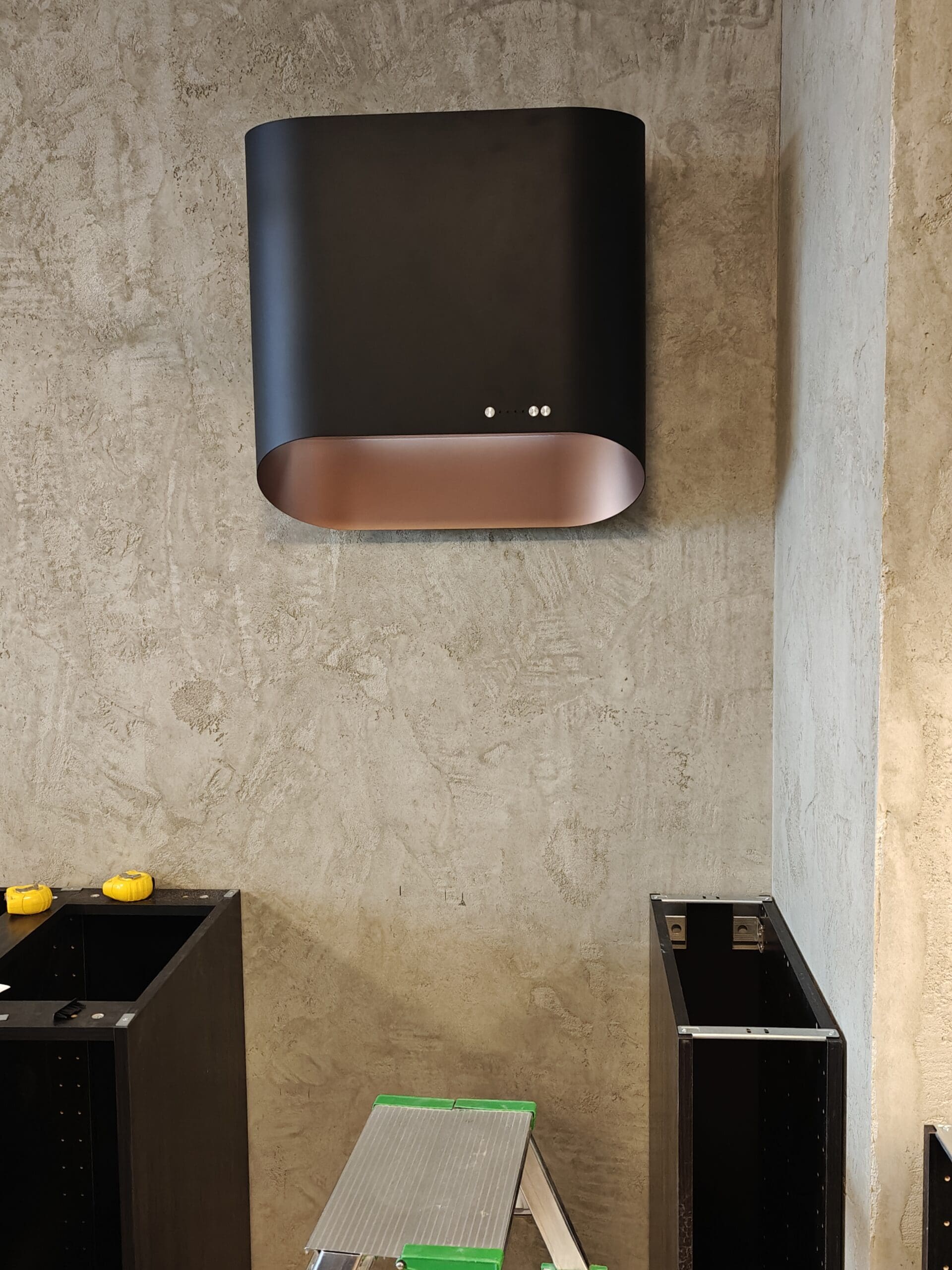 Polskie AGD do kuchni IKEA? To idealne połączenie! Sprawdź, dlaczego warto. 1 montaż kuchni IKEA, montaż IKEA, polski okap ciarko